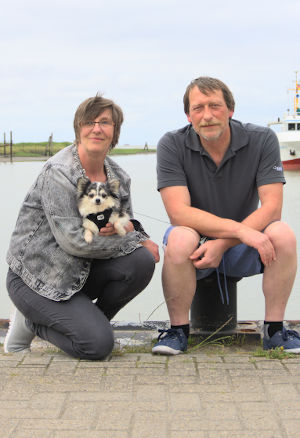 Ihre Gastgeber mit neuem Hund Ein weiterer Lieblingsplatz von uns: der Hafen in Fedderwardersiel.