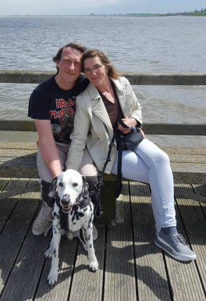 Ihre Gastgeber mit Hund Hier sehen Sie uns an einem unserer Lieblingsplätze, dem Wattensteg, hier in Burhave. Er ist eine Plattform umgeben vom Wasser mit atemberaubender Aussicht über die Wesermündung und der Nordsee nähe Bremerhaven.